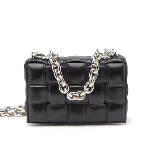 Bottega Veneta/葆蝶家 2020早秋新款CASSETTE系列 黑色編織羊皮革斜挎包631421VBWZ01229