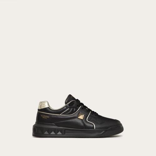  VALENTINO華倫天奴 22年秋冬 男士 休閑運動鞋 Sneakers basses ONE STUD en nappa 2Y2S0E71RU