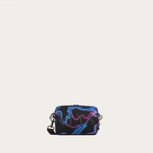  VALENTINO華倫天奴 22年秋冬 男士 單肩包 Sac a bandouliere NEON CAMOU en nylon XY2B0B47LT