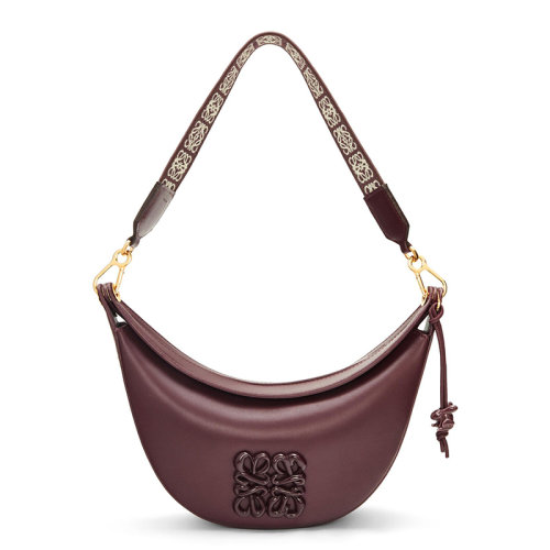 LOEWE/羅意威 23春夏新款 Luna系列 女士小號牛血色緞面小牛皮金色五金配件提花肩帶同色系瓷兔子吊飾拆卸肩帶單肩半月形流浪包A923PM1X07-8555