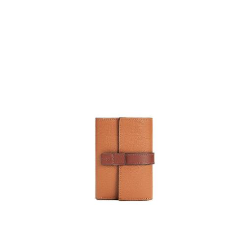  LOEWE羅意威 22年秋冬 女士 錢包 小號柔軟粒面牛皮革垂直錢包 C660S86X01-3639 預(yù)定商品1-3周發(fā)貨