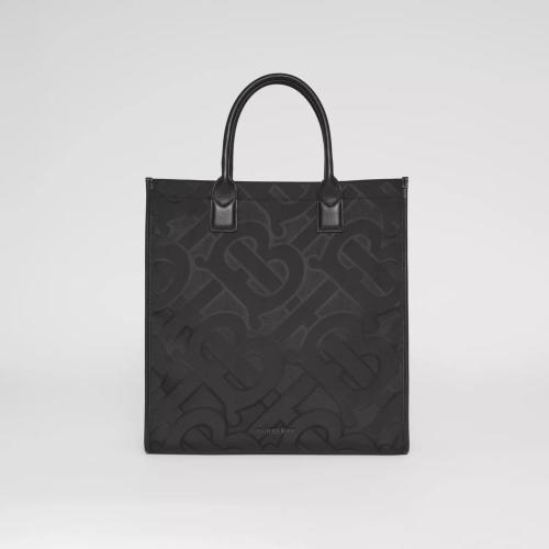  BURBERRY 22年秋冬 男士 專屬標識再生聚酯纖維提花托特包 80436911 預定商品1-3周發貨