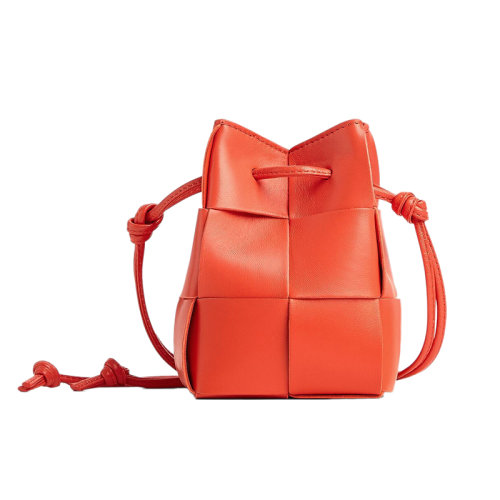Bottega Veneta/葆蝶家 22新款 女士迷你旭日紅羔羊皮抽繩封口金色飾面單肩斜挎水桶包680217VCQC46583