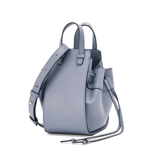 LOEWE/羅意威 22春夏新款Hammock系列 女士迷你大西洋藍色小牛皮斜挎單肩手提抽繩吊床包0010640316