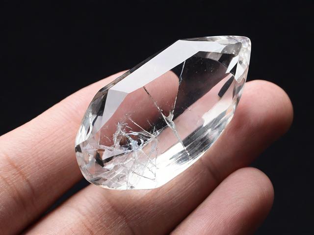為什么有些水晶會出現(xiàn)裂紋呢？