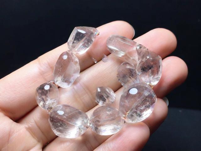 為什么賣水晶要先泡在水里？