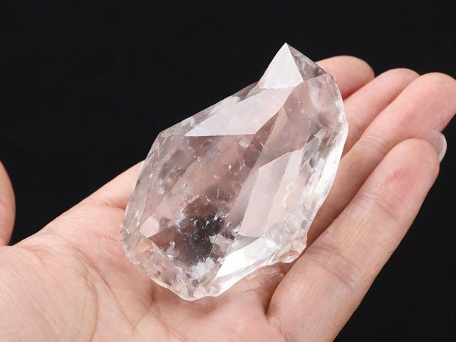 為什么水晶原石洗了有水？原因分析與處理方法