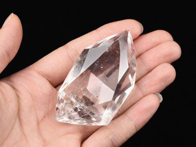 為什么天然水晶大多呈現(xiàn)六角形結晶形態(tài)？