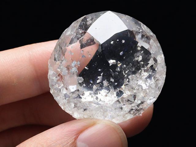 為什么水晶有坑洞？水晶坑洞的形成原因詳解