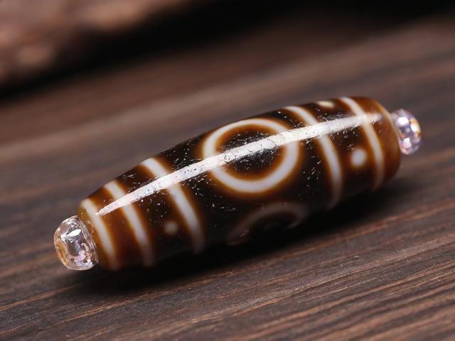 天珠為什么有水晶？水晶在天珠中的作用及意義
