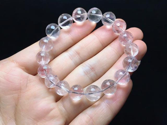 為什么天然水晶會感覺冷？探究水晶的冷感原因