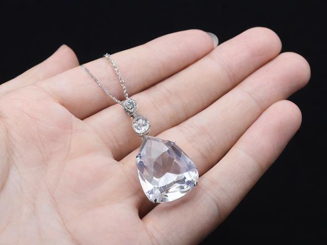 水晶為什么容易吸附灰塵？