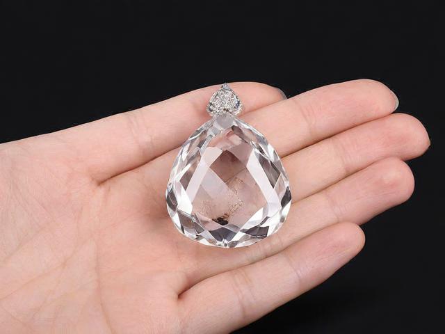 水晶上為什么會出現(xiàn)油污？原因及解決方法詳解