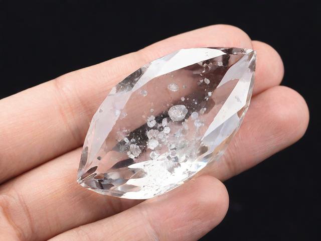 為什么水晶會有坑洞？詳細解析水晶形成坑洞的原因