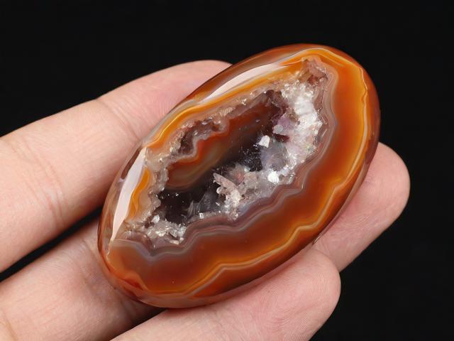 為什么瑪瑙里邊會有水晶？探究瑪瑙中的水晶形成過程