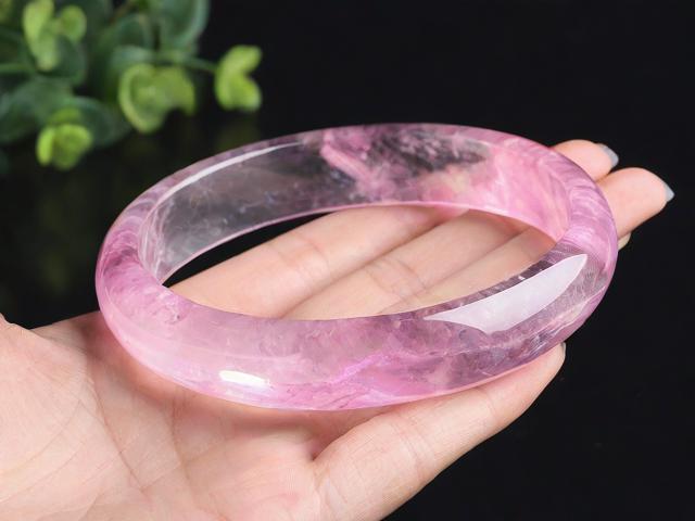 為什么粉水晶鐲子通常戴在左手？