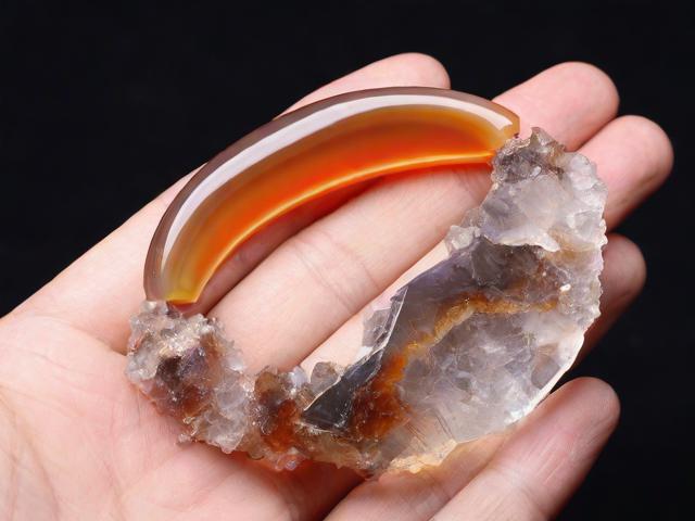 為什么瑪瑙上共生水晶？