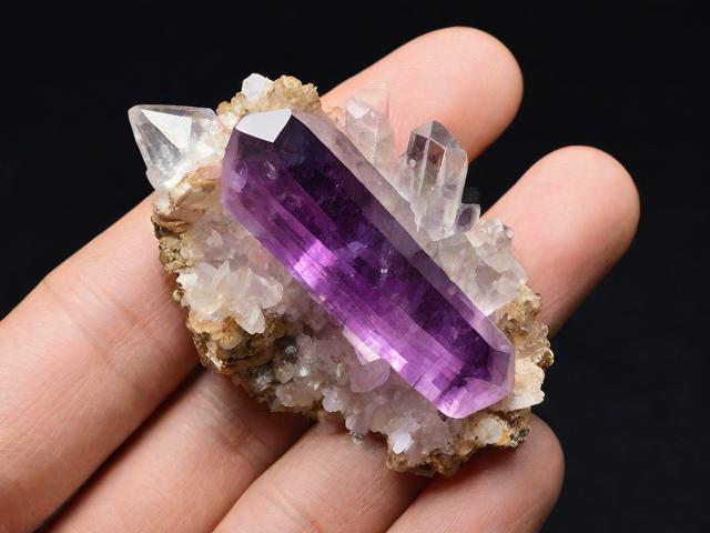 石英礦脈中為什么會產生水晶？