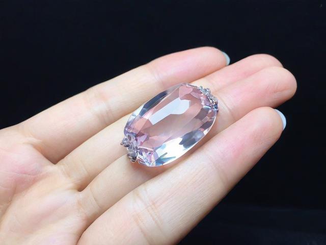 水晶可以直接摸嗎？為什么有些人說水晶不能直接摸？