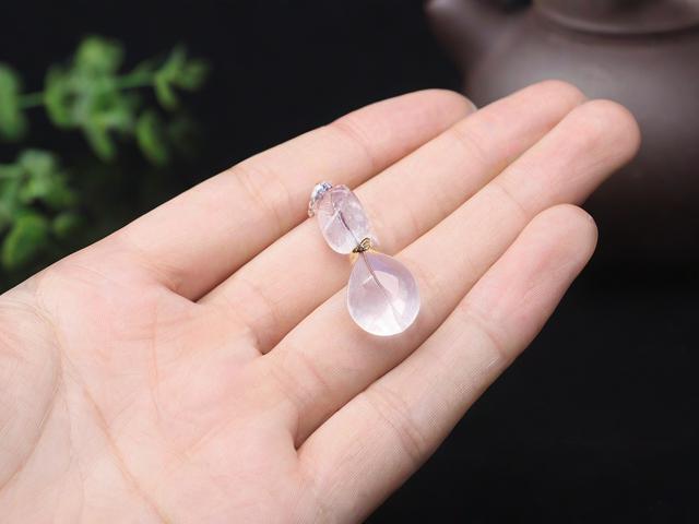 為什么說戴水晶的人白？