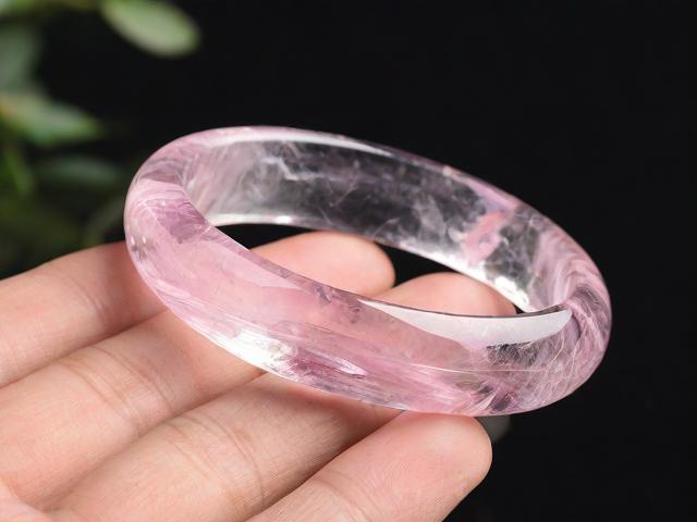 為什么我的粉水晶越帶越淺？