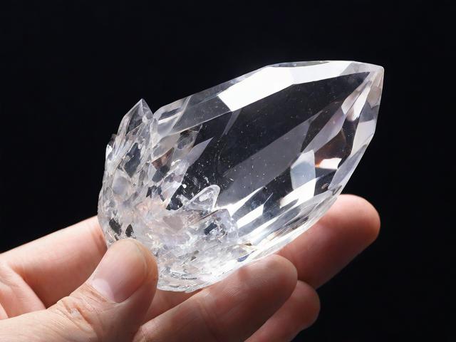 水晶開光為什么不能碰水？詳細解析水晶開光的原理和注意事項