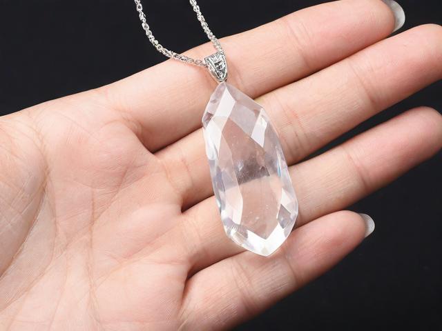 為什么白水晶不能沾水？詳細解析白水晶的特性和保養方法