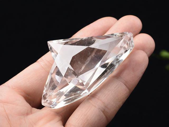 天然水晶為什么多數(shù)是菱形形狀？