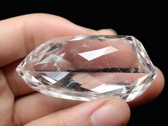 為什么天然水晶通常是透明的？