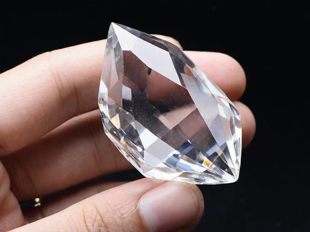 水晶石為什么要切開(kāi)？詳細(xì)解析水晶石切開(kāi)的原因及作用
