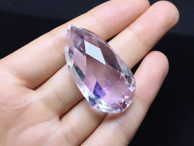 無色水晶是石英嗎？為什么？