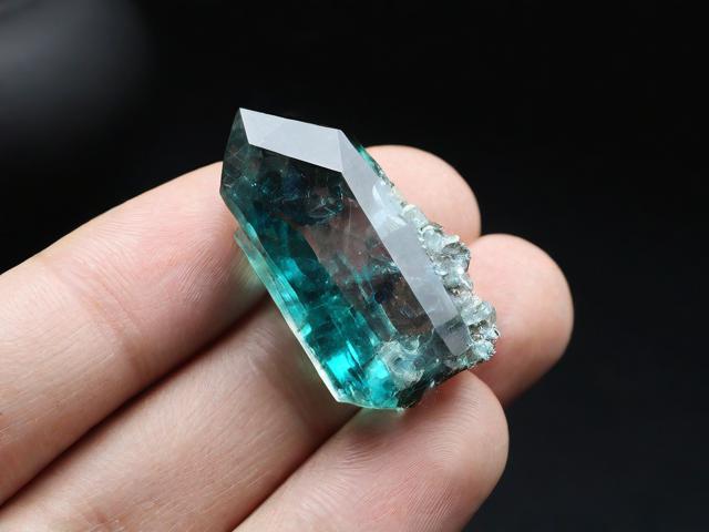 青晶石屬于水晶嗎？為什么