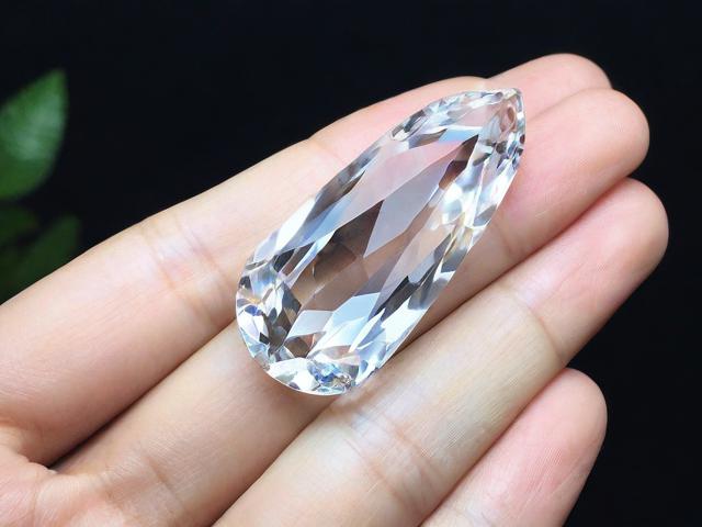 水晶是透輝石嗎？為什么？